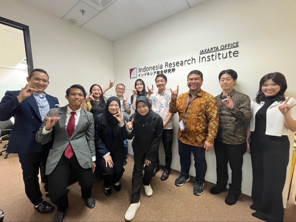 Indonesia Research Institute ジャカルタオフィスでの集合写真