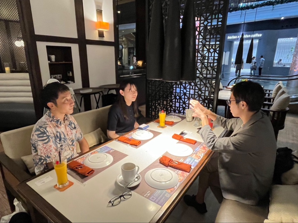 レストランでの商談風景